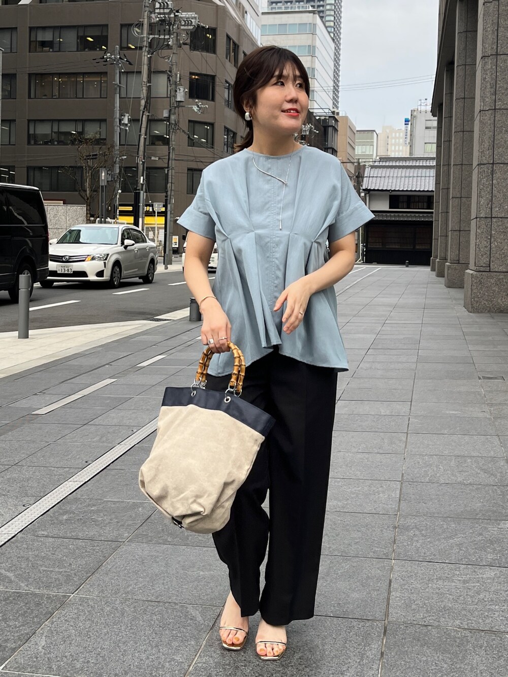 「お出かけコーデ、プチプラ、春夏コーデ、ぺプラムトップス、休日コーデ、シンプルスタイル、ラクチンコーデ、大人可愛い、キレイめ」｜「Chez toiの【マイナス3キロ見え】ウエストタックペプラムブラウス（シャツ/ブラウス、ブルー系）」を使った、maiさん（レディース・158cm）の春コーディネートの2枚目の写真