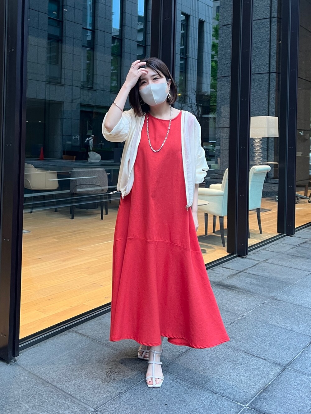 「プチプラ、休日スタイル、春夏コーデ、初夏コーデ、おでかけコーデ、オトナ女子、きれいめカジュアル、着回しコーデ、ワンピース、ワンピースコーデ」｜「Chez toiの裾ティアードノースリワンピース（ワンピース/ドレス、レッド系）」を使った、maiさん（レディース・158cm）の春コーディネートの2枚目の写真