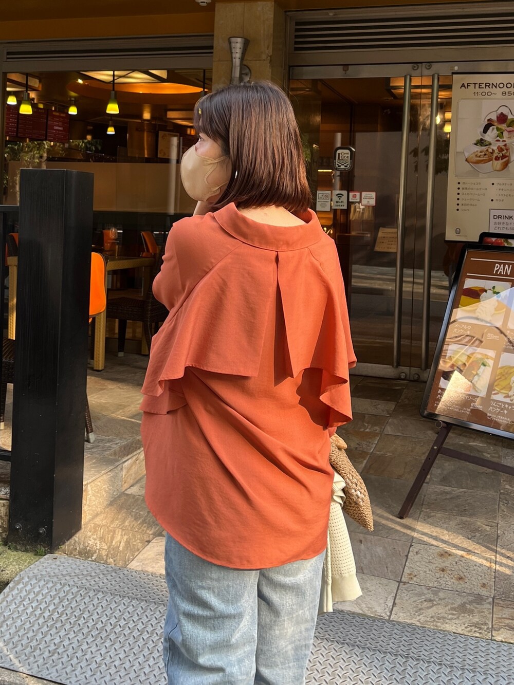「シンプルコーデ、きれいめカジュアル、シャツスタイル、プチプラ、デニム、デニムパンツ、大人カジュアル、オトナカジュアル」｜「Chez toiのBACKフリルリネンタッチスキッパーシャツ（シャツ/ブラウス、オレンジ系）」を使った、maiさん（レディース・158cm）の春コーディネートの3枚目の写真