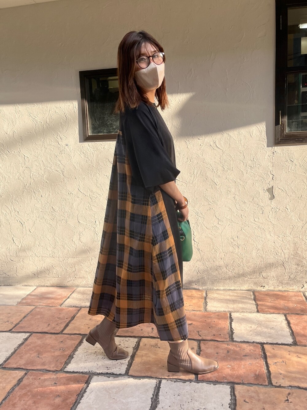 「シンプルコーデ、メガネ女子、オトナ女子、大人かわいい、ラクチンコーデ、ロングワンピース、大人女子、秋先取りコーデ、チェック、チェック柄、ブーツ、大人カジュアル、きれいめカジュアル」｜「Chez toiのカット×チェック切替ワンピース（ワンピース、ブラック系）」を使った、maiさん（レディース・158cm）の夏コーディネートの3枚目の写真