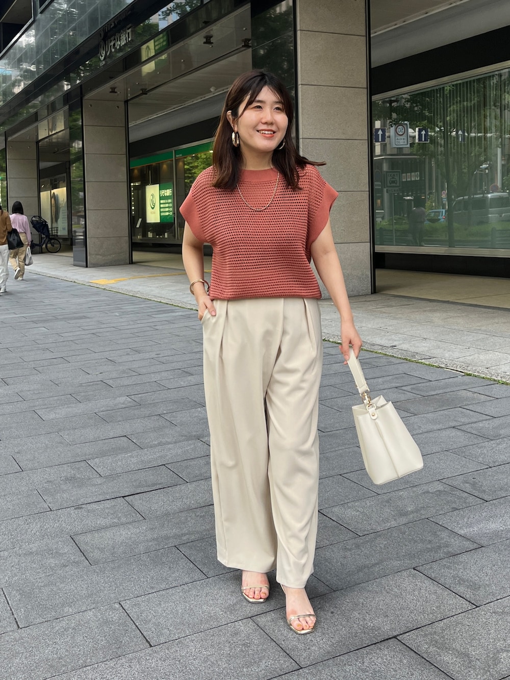 「夏コーデ、きれいめカジュアル、お出かけコーデ、メッシュ、メッシュニット、シンプルスタイル、パンツスタイル、楽チンコーデ、大人コーデ」|「Chez toiのコットンメッシュニットフレンチスリーブプルオーバー(ニット/セーター、ピンク系)」を使った、maiさん(レディース・158cm)の夏コーディネートの2枚目の写真