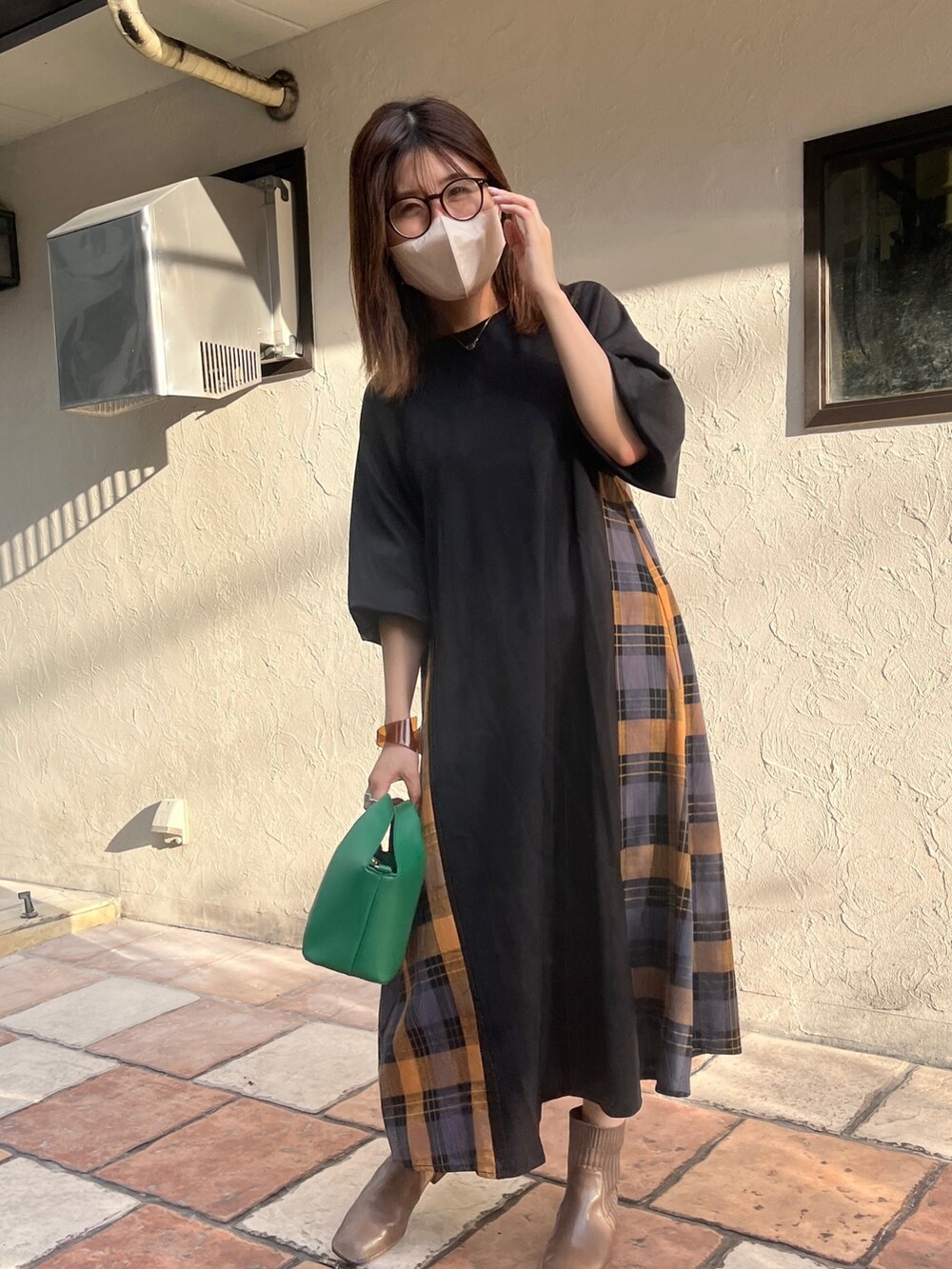 「シンプルコーデ、メガネ女子、オトナ女子、大人かわいい、ラクチンコーデ、ロングワンピース、大人女子、秋先取りコーデ、チェック、チェック柄、ブーツ、大人カジュアル、きれいめカジュアル」｜「Chez toiのカット×チェック切替ワンピース（ワンピース、ブラック系）」を使った、maiさん（レディース・158cm）の夏コーディネートの2枚目の写真