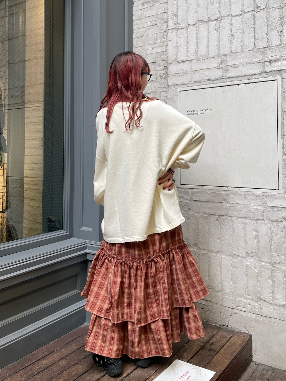 ホワイト系のTシャツ/カットソー、レッド系のTシャツ/カットソー、ホワイト系のハンドバッグを着用したレディースの秋コーディネートの3枚目の写真