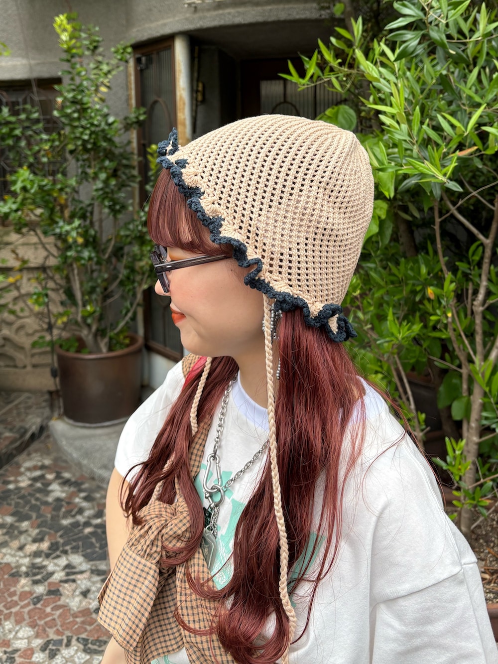 ブラック系のデニムスカート、イエロー系のシャツ/ブラウス、ホワイト系のTシャツ/カットソーを着用したレディースの夏コーディネートの4枚目の写真