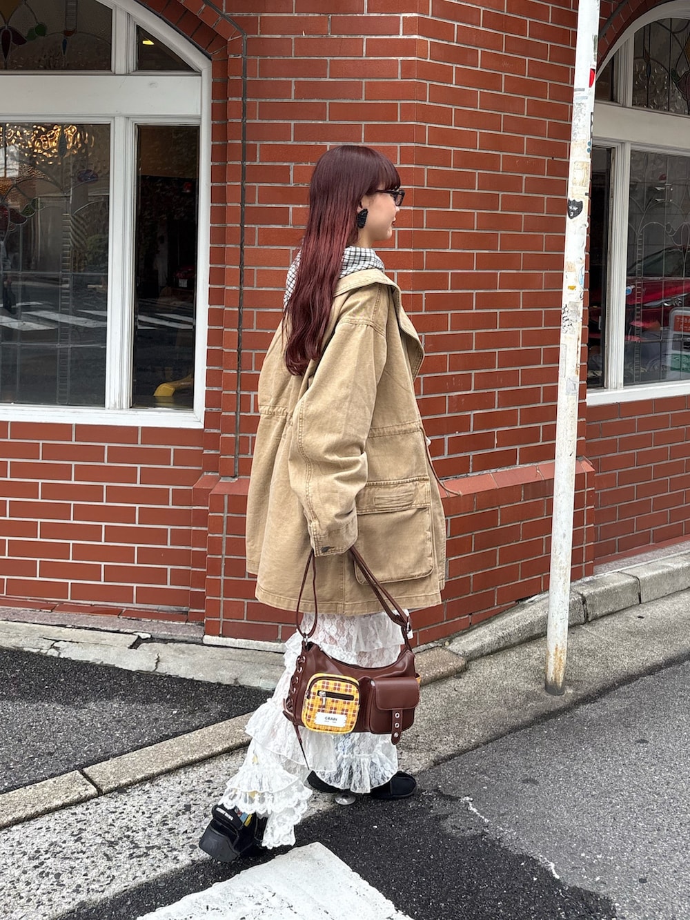 ベージュ系のブルゾン、グリーン系のシャツ/ブラウス、ホワイト系のその他パンツを着用したレディースの秋コーディネートの2枚目の写真