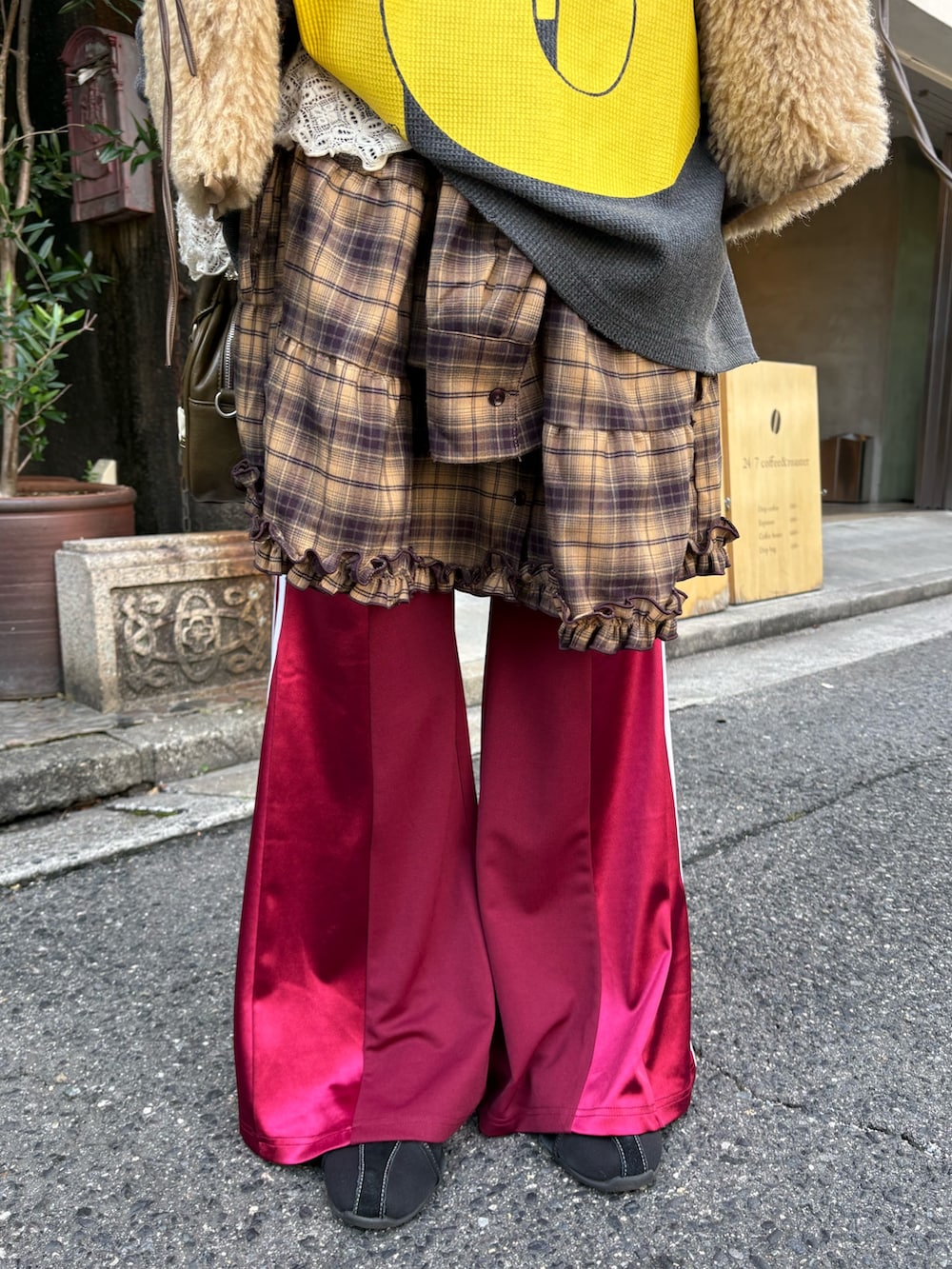 グレー系のTシャツ/カットソー、ホワイト系のTシャツ/カットソー、ベージュ系のベストを着用したレディースの秋コーディネートの5枚目の写真