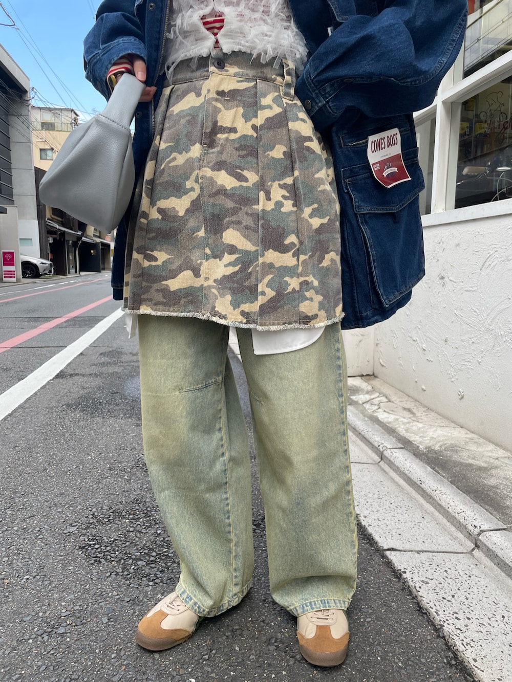 ブルー系のカバーオール、レッド系のTシャツ/カットソー、ホワイト系のキャミソールを着用したレディースの春コーディネートの5枚目の写真