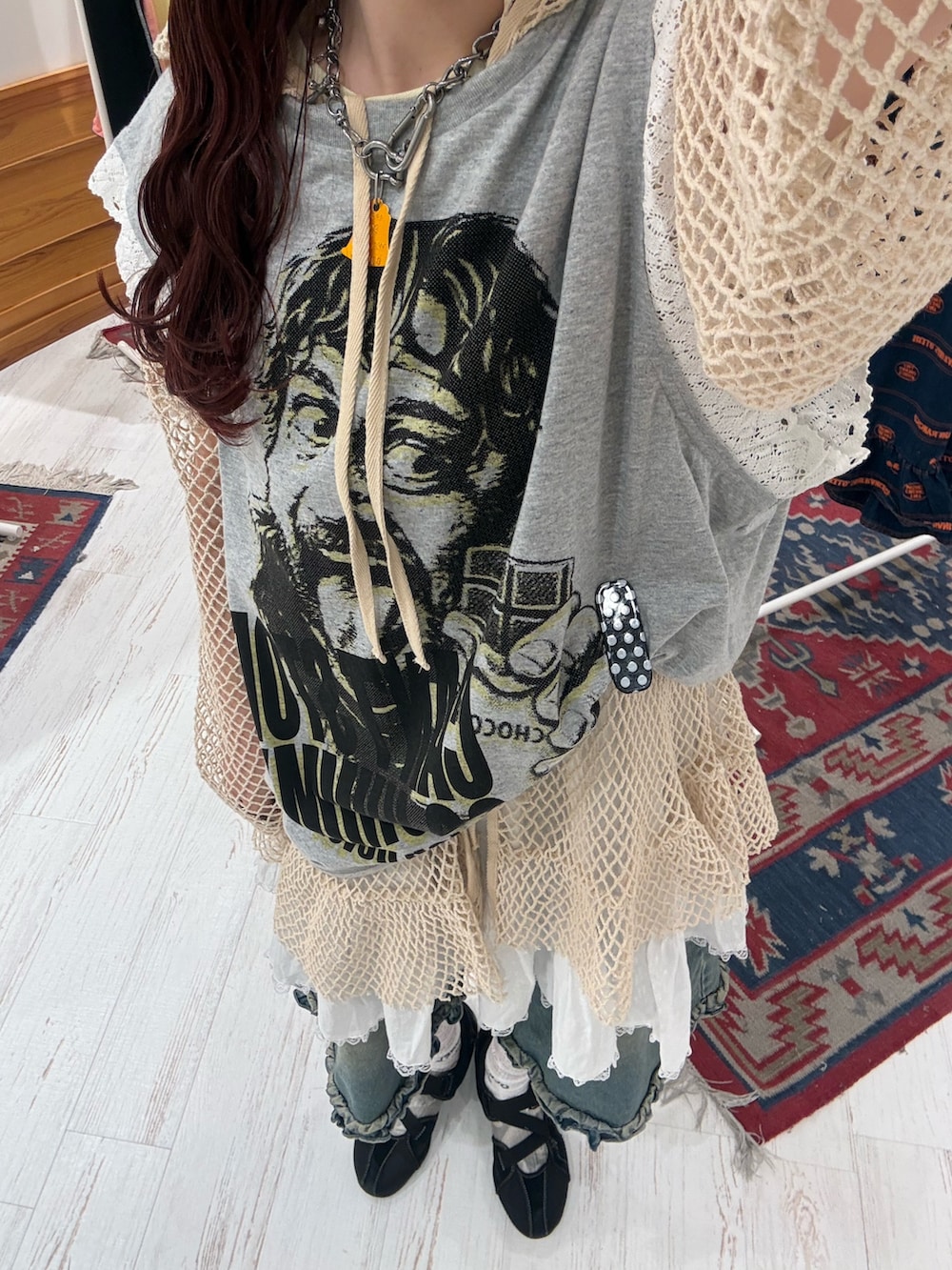 ベージュ系のTシャツ/カットソー、グレー系のTシャツ/カットソー、ホワイト系のチュニックを着用したレディースの春コーディネートの2枚目の写真