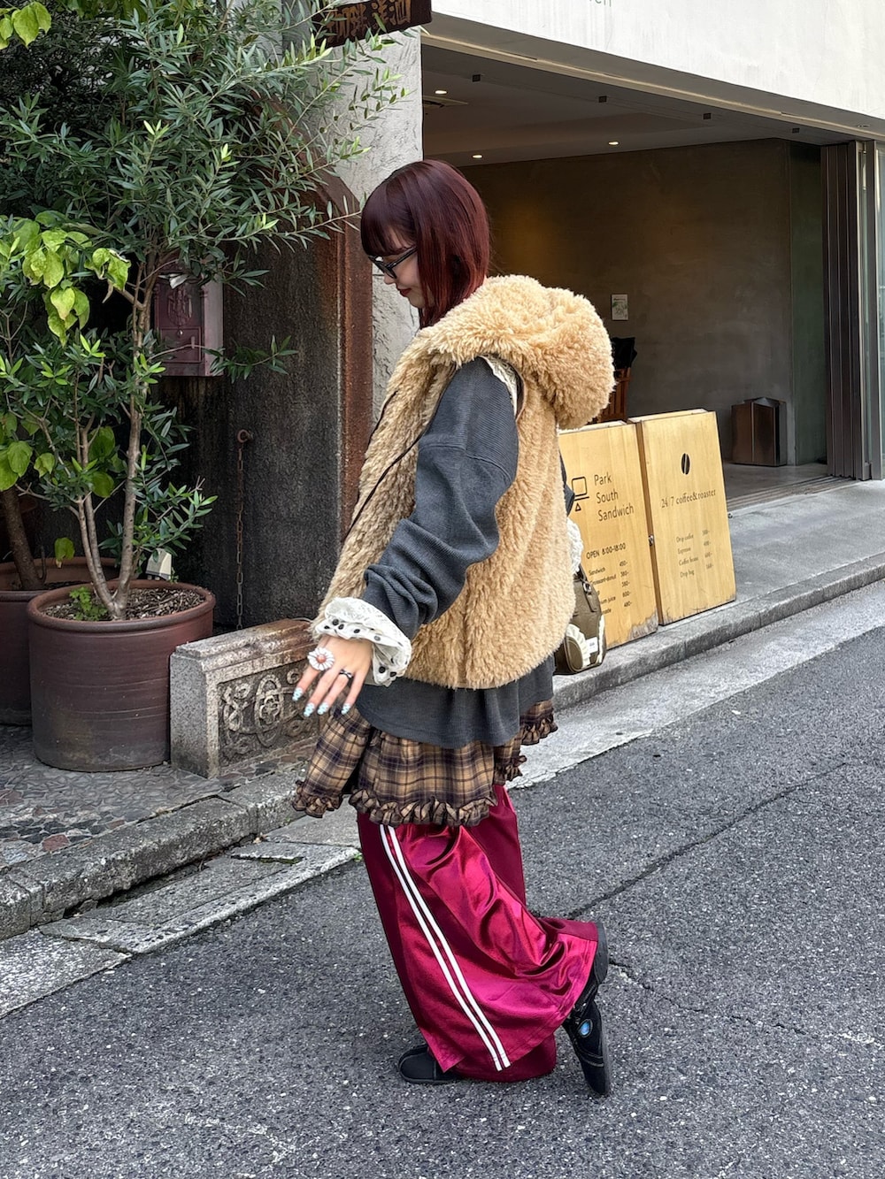 グレー系のTシャツ/カットソー、ホワイト系のTシャツ/カットソー、ベージュ系のベストを着用したレディースの秋コーディネートの2枚目の写真