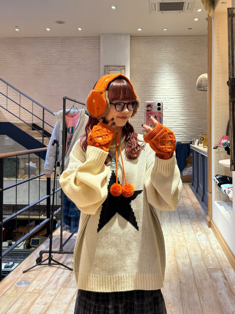 ホワイト系のニット/セーター、ブラック系のスカートを着用したレディースの冬コーディネートの2枚目の写真