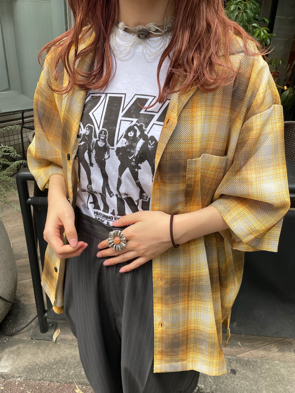 ホワイト系のTシャツ/カットソー、イエロー系のシャツ/ブラウス、グレー系のスラックスを着用したレディースの夏コーディネートの4枚目の写真