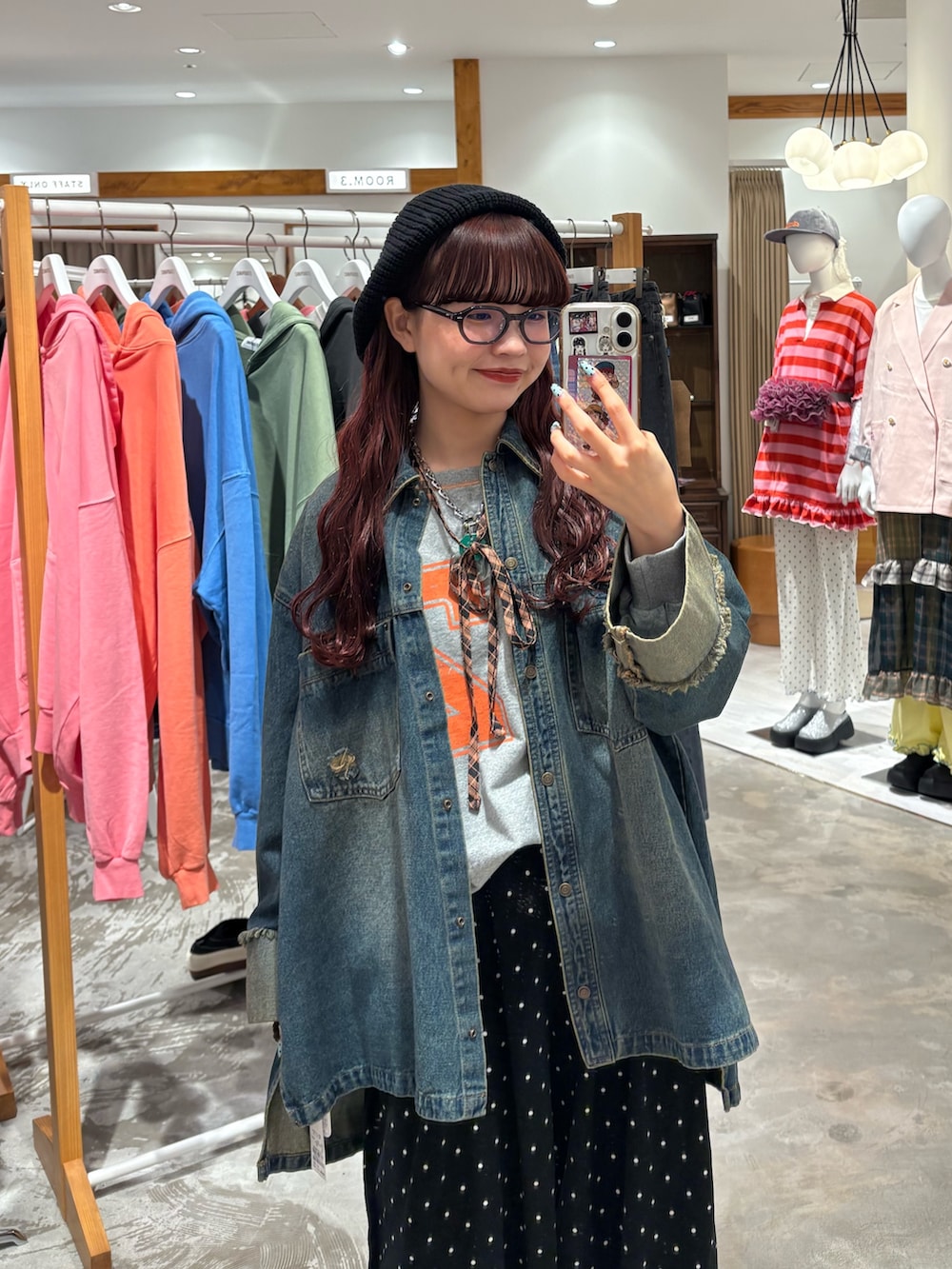 ブルー系のシャツ/ブラウス、グレー系のTシャツ/カットソー、ブラック系のその他パンツを着用したレディースの秋コーディネートの2枚目の写真