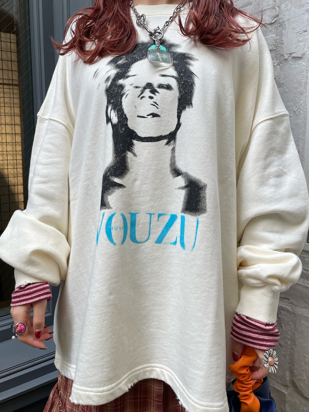 ホワイト系のTシャツ/カットソー、レッド系のTシャツ/カットソー、ホワイト系のハンドバッグを着用したレディースの秋コーディネートの4枚目の写真