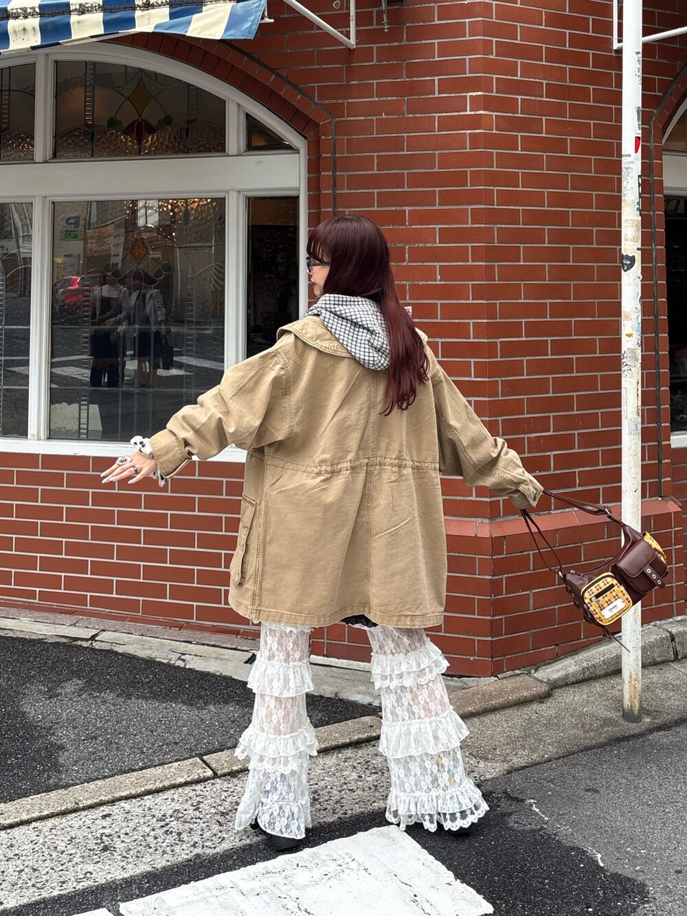 ベージュ系のブルゾン、グリーン系のシャツ/ブラウス、ホワイト系のその他パンツを着用したレディースの秋コーディネートの3枚目の写真
