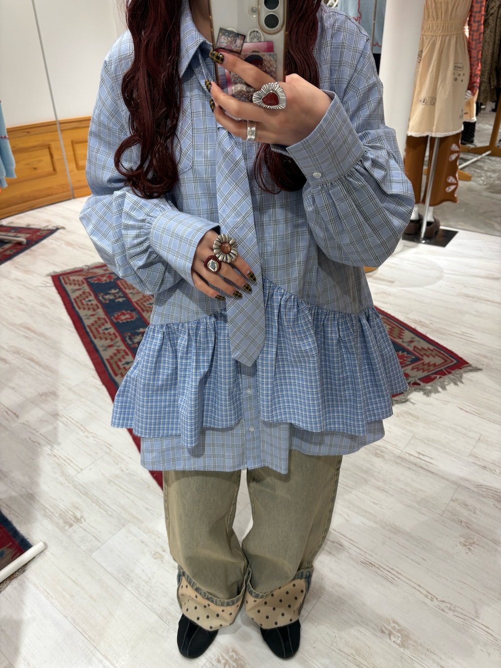 ブルー系のシャツ/ブラウス、ブラウン系のデニムパンツを着用したレディースの春コーディネートの2枚目の写真