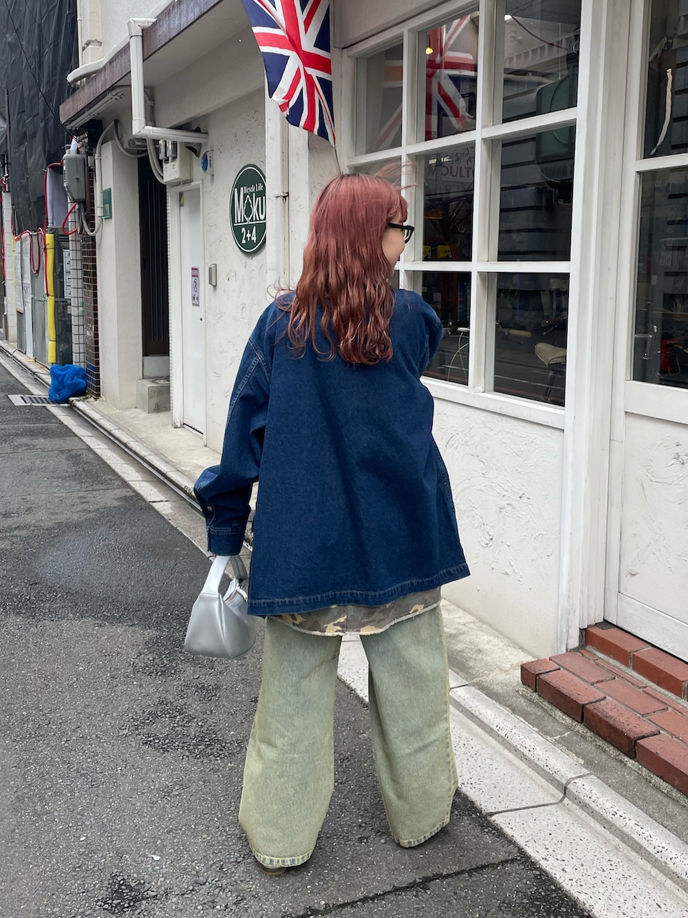 ブルー系のカバーオール、レッド系のTシャツ/カットソー、ホワイト系のキャミソールを着用したレディースの春コーディネートの3枚目の写真