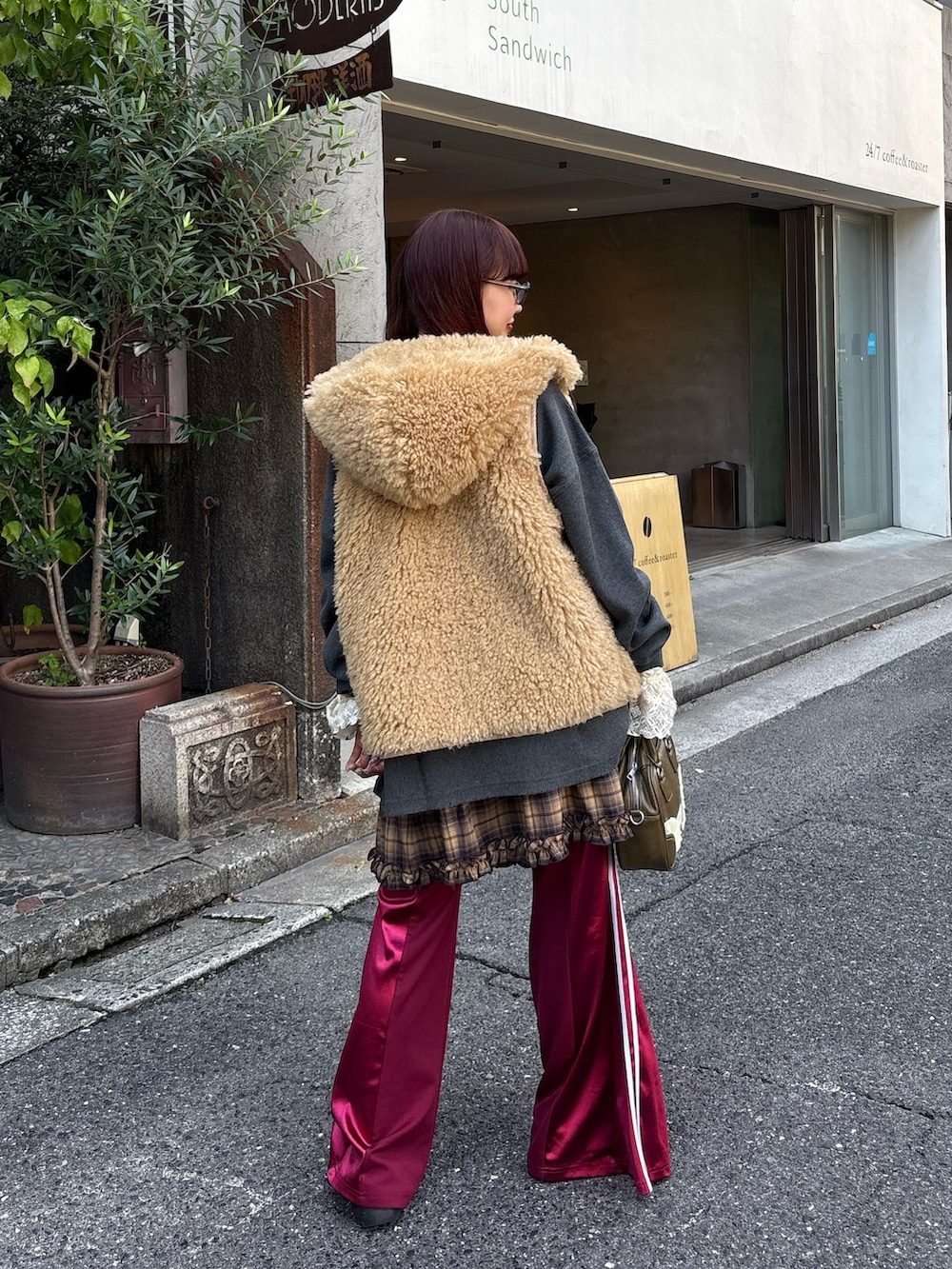 グレー系のTシャツ/カットソー、ホワイト系のTシャツ/カットソー、ベージュ系のベストを着用したレディースの秋コーディネートの3枚目の写真