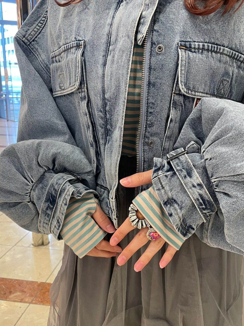 ブルー系のジャケット/アウター、グレー系のスカートを着用したレディースの冬コーディネートの3枚目の写真