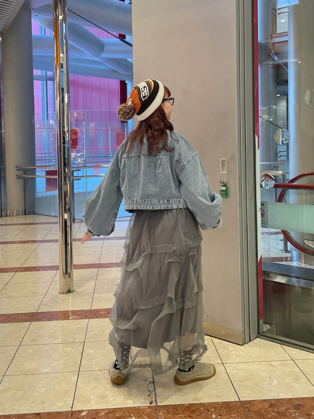 ブルー系のジャケット/アウター、グレー系のスカートを着用したレディースの冬コーディネートの2枚目の写真