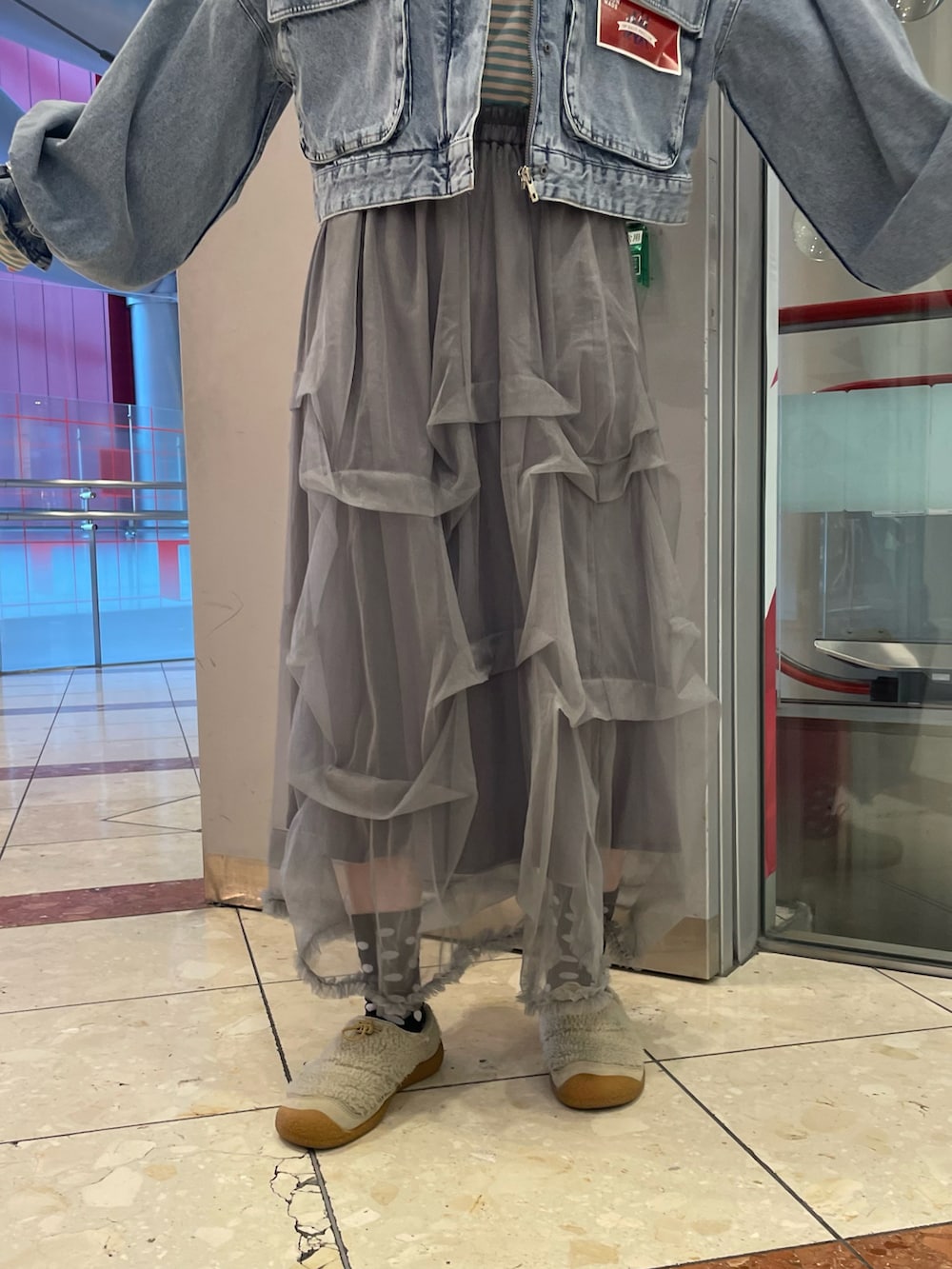 ブルー系のジャケット/アウター、グレー系のスカートを着用したレディースの冬コーディネートの4枚目の写真