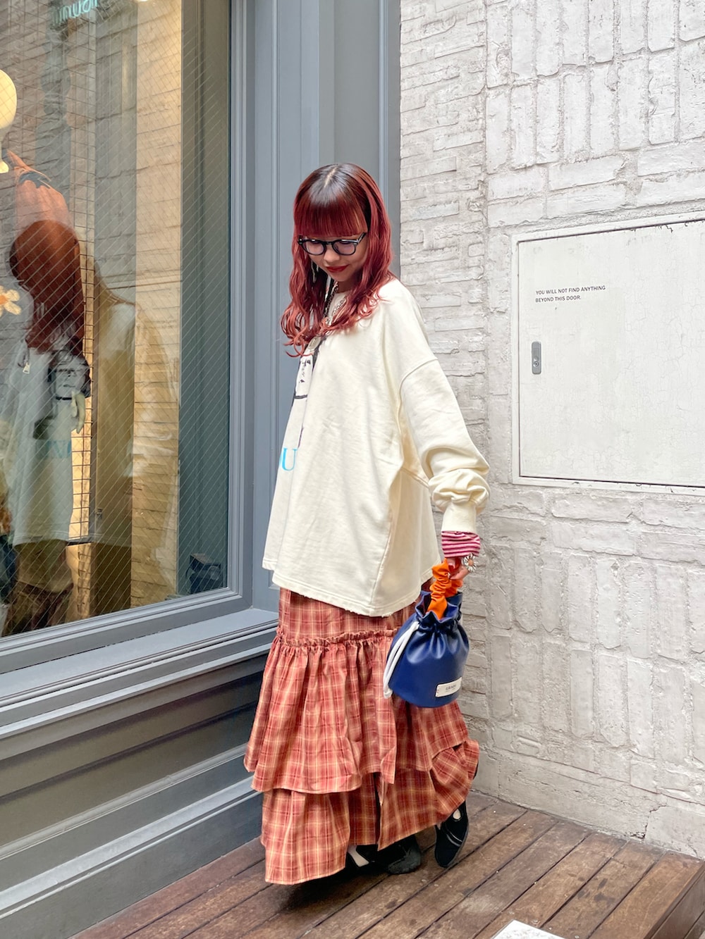 ホワイト系のTシャツ/カットソー、レッド系のTシャツ/カットソー、ホワイト系のハンドバッグを着用したレディースの秋コーディネートの2枚目の写真