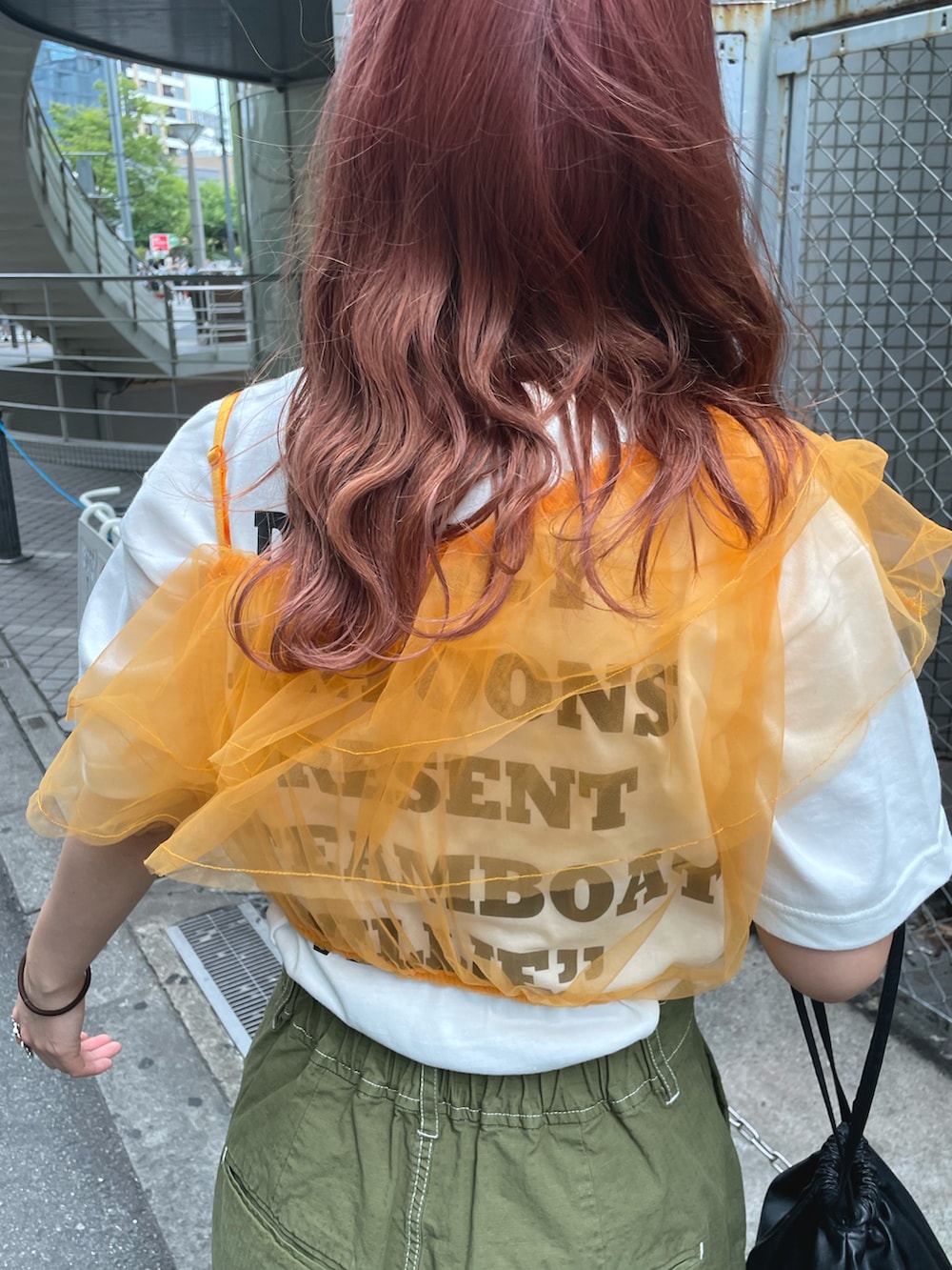 「夏コーデ、Tシャツ、白Tシャツ、オレンジ、オレンジコーデ、カラーコーデ、チュール、ビスチェ、カーゴパンツ、カーキ、巾着バッグ、ディズニーコーデ、レイヤードスタイル」|「CIAOPANICのワンショルダーチュールビスチェ(その他トップス、オレンジ系)」を使った、丸尾佳奈さん(レディース・158cm)の夏コーディネートの4枚目の写真