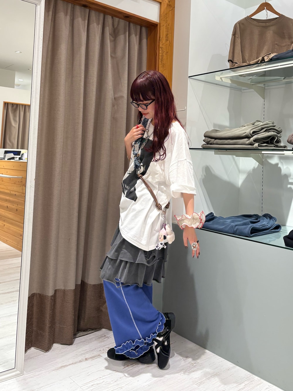その他のTシャツ/カットソー、グレー系のスカート、ブルー系のその他パンツを着用したレディースの夏コーディネートの2枚目の写真