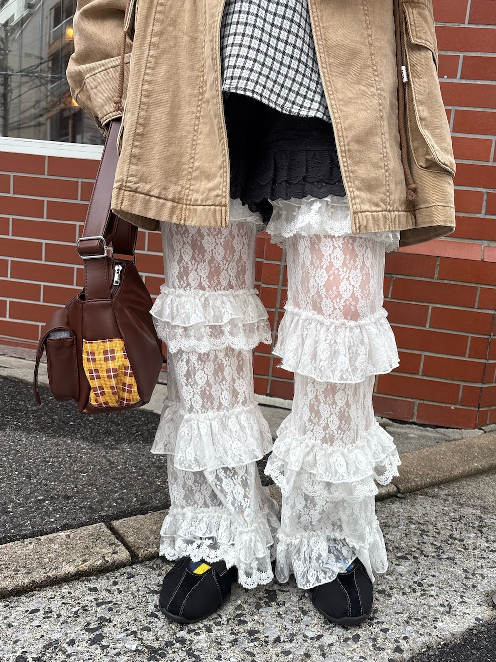 ベージュ系のブルゾン、グリーン系のシャツ/ブラウス、ホワイト系のその他パンツを着用したレディースの秋コーディネートの5枚目の写真
