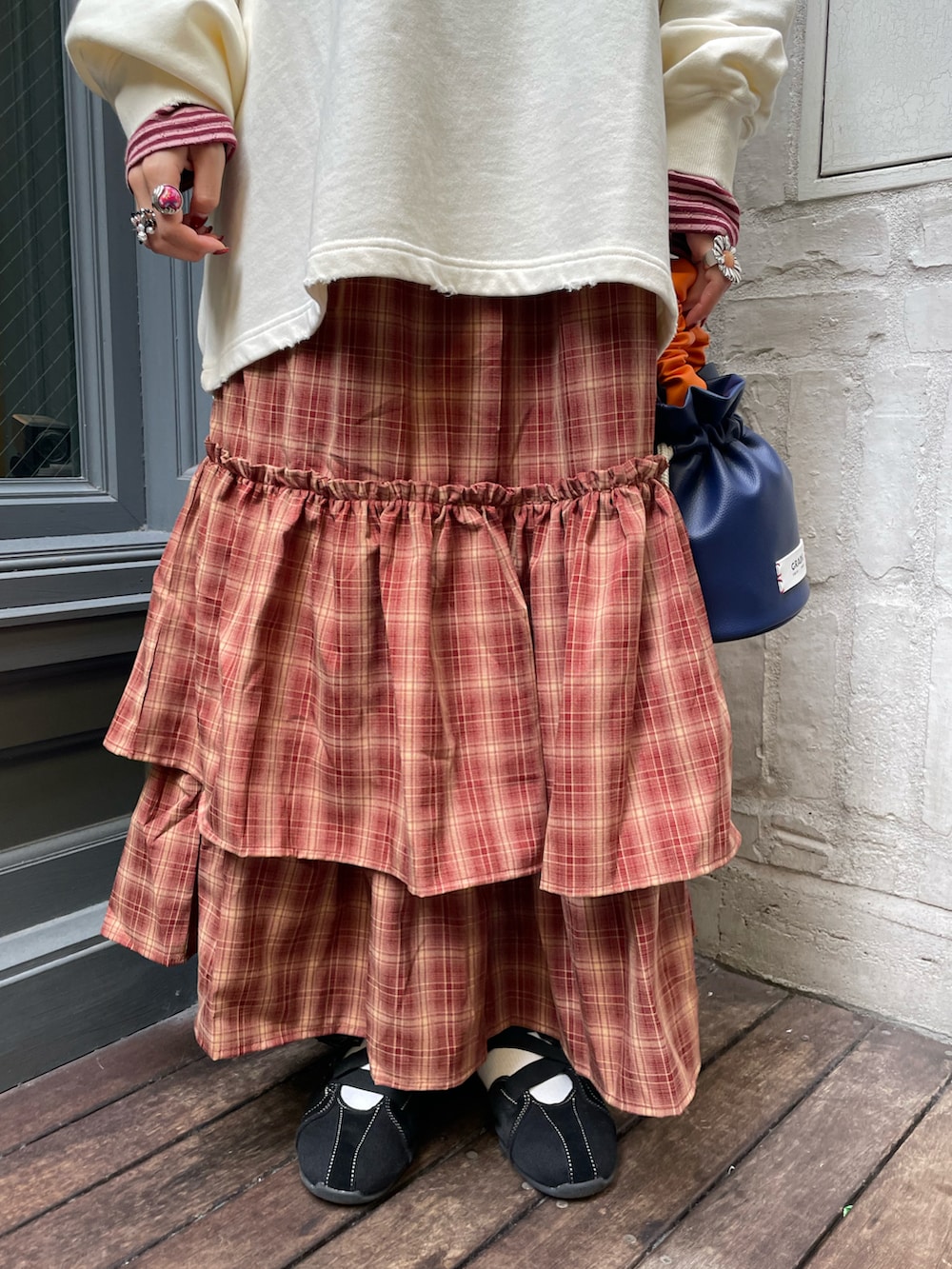 ホワイト系のTシャツ/カットソー、レッド系のTシャツ/カットソー、ホワイト系のハンドバッグを着用したレディースの秋コーディネートの5枚目の写真