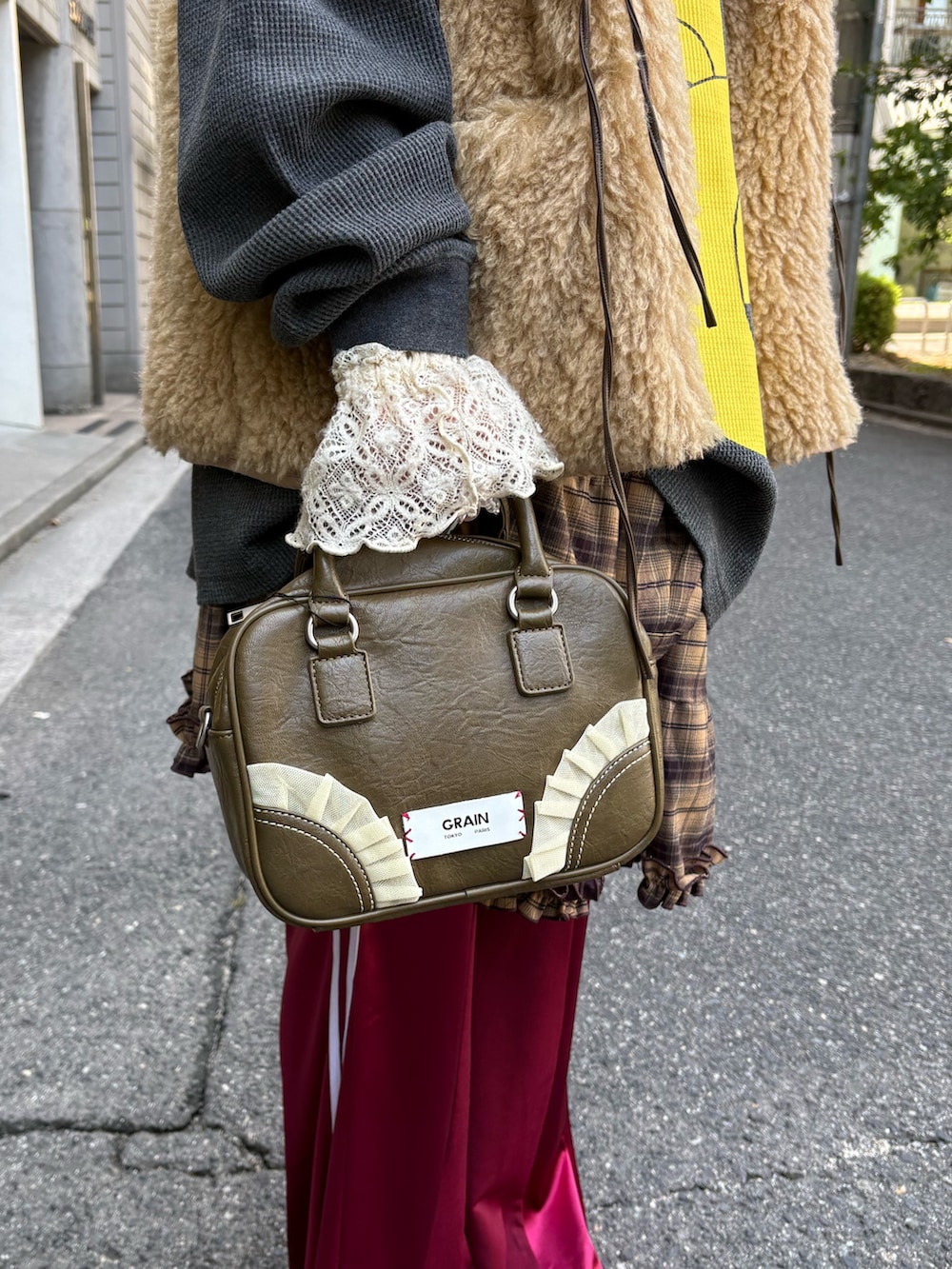 グレー系のTシャツ/カットソー、ホワイト系のTシャツ/カットソー、ベージュ系のベストを着用したレディースの秋コーディネートの6枚目の写真