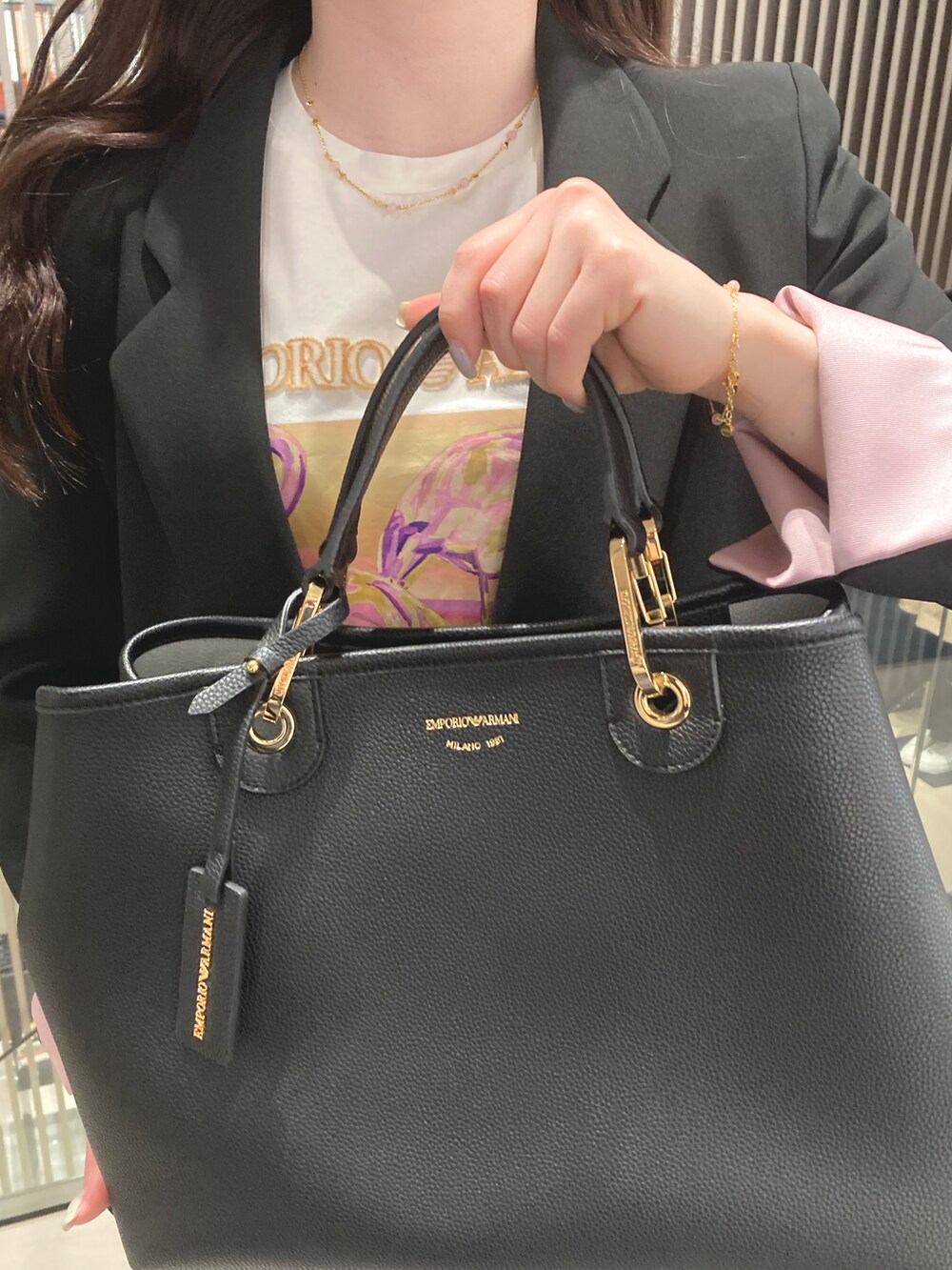 ホワイト系のTシャツ/カットソー、ブラック系のジャケット/アウター、ブラック系のパンツを着用したレディースの春コーディネートの3枚目の写真