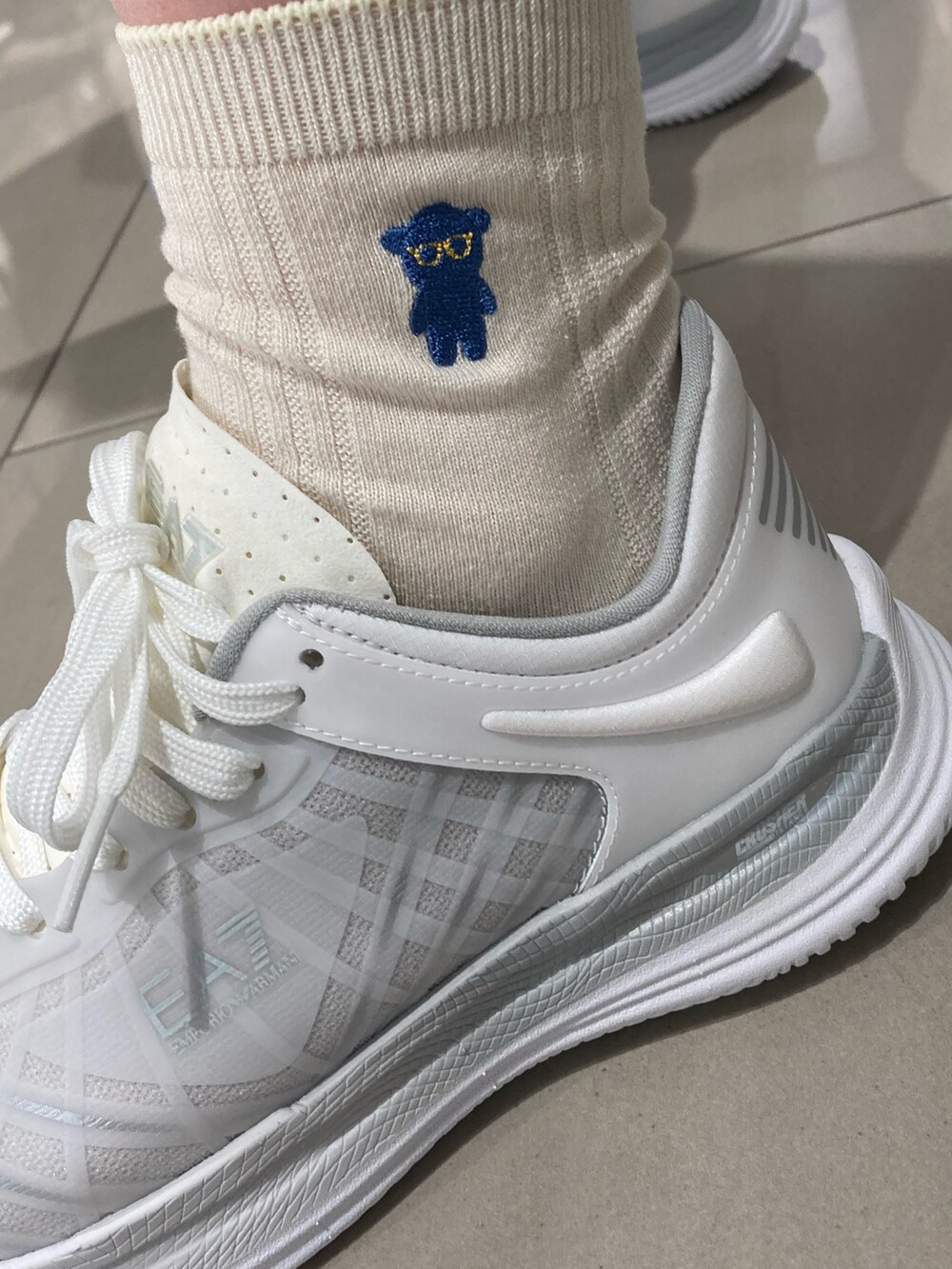 グリーン系のパンツ、ブラック系のショルダーバッグ、ホワイト系のスニーカーを着用したレディースの春コーディネートの4枚目の写真