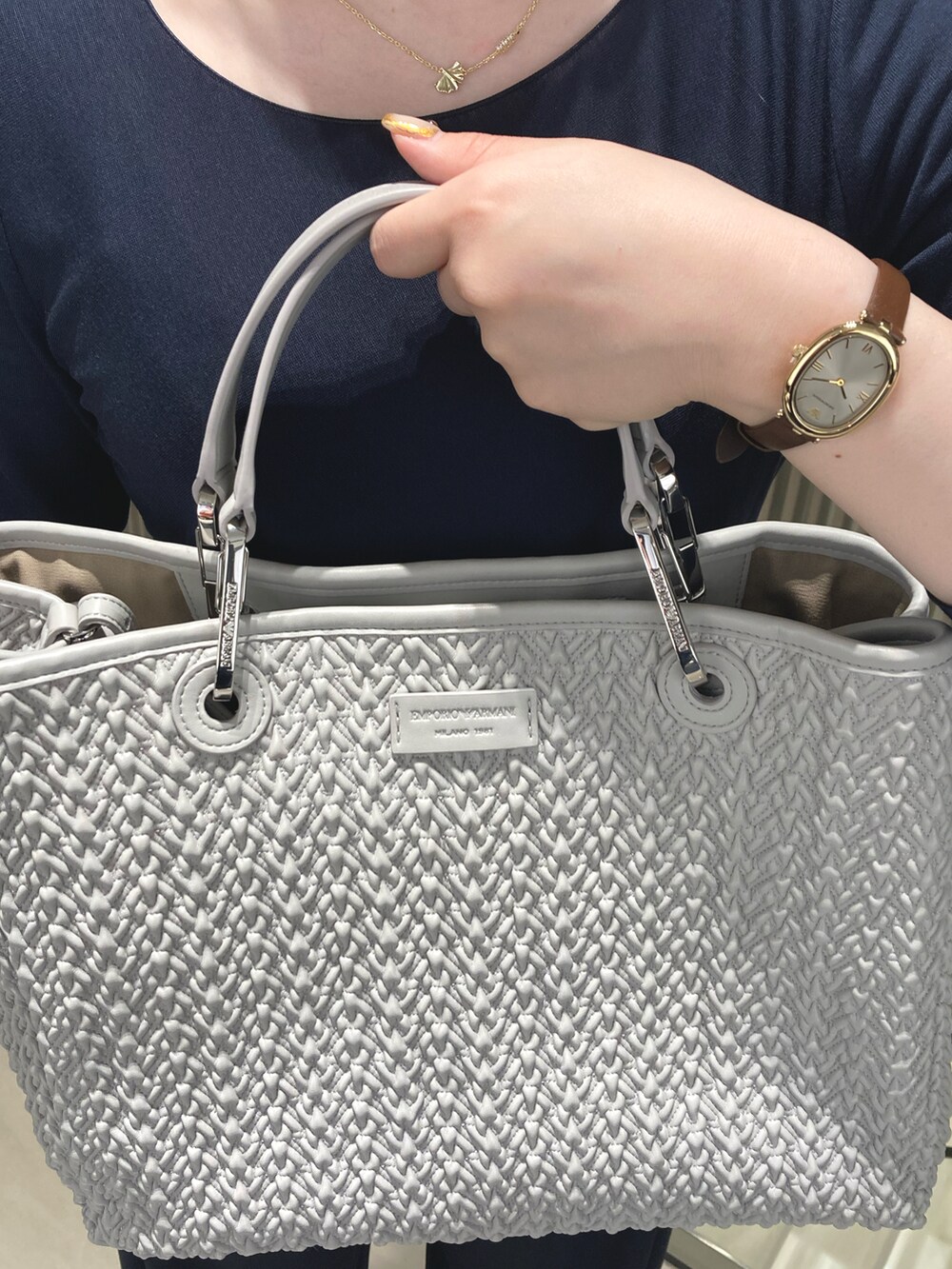 ブルー系のTシャツ/カットソー、ブルー系のその他パンツ、ブラック系のトートバッグを着用したレディースの秋コーディネートの2枚目の写真