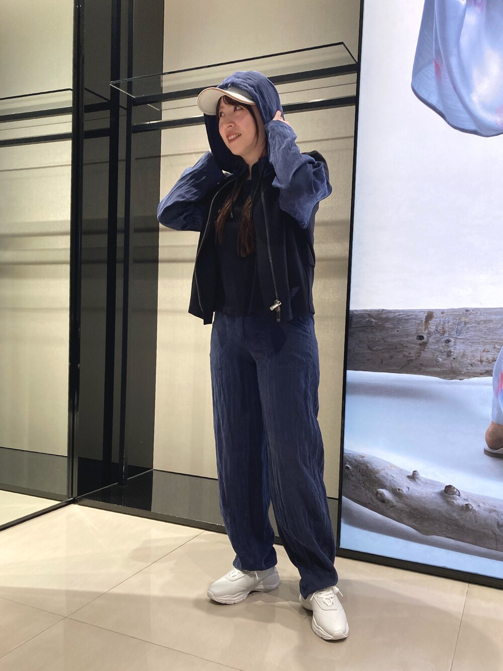 ブラック系のブルゾン、ブラック系のTシャツ/カットソー、ホワイト系のスニーカーを着用したレディースの冬コーディネートの4枚目の写真