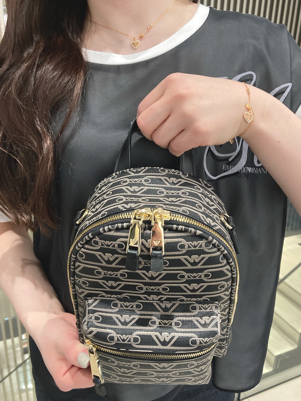 ホワイト系のTシャツ/カットソー、ブラック系のショルダーバッグ、ブルー系のデニムパンツを着用したレディースの春コーディネートの2枚目の写真