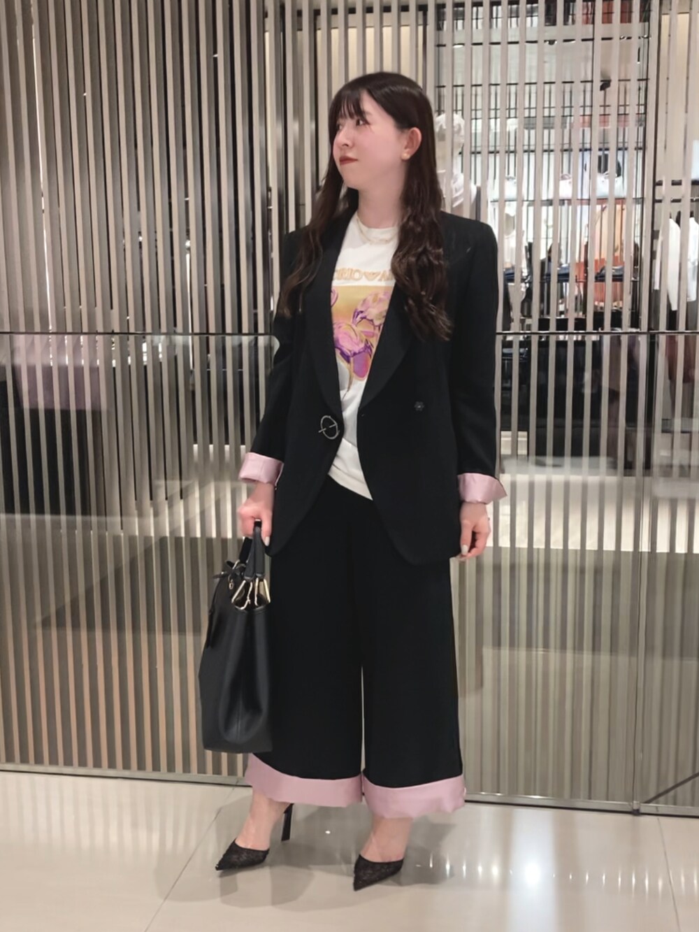 ホワイト系のTシャツ/カットソー、ブラック系のジャケット/アウター、ブラック系のパンツを着用したレディースの春コーディネートの2枚目の写真