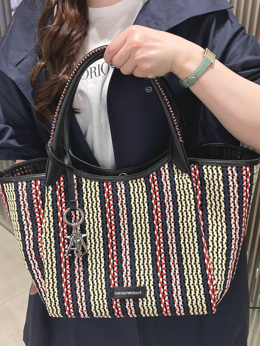 ホワイト系のTシャツ/カットソー、ブルー系のトレンチコート、ブルー系のデニムパンツを着用したレディースの春コーディネートの3枚目の写真