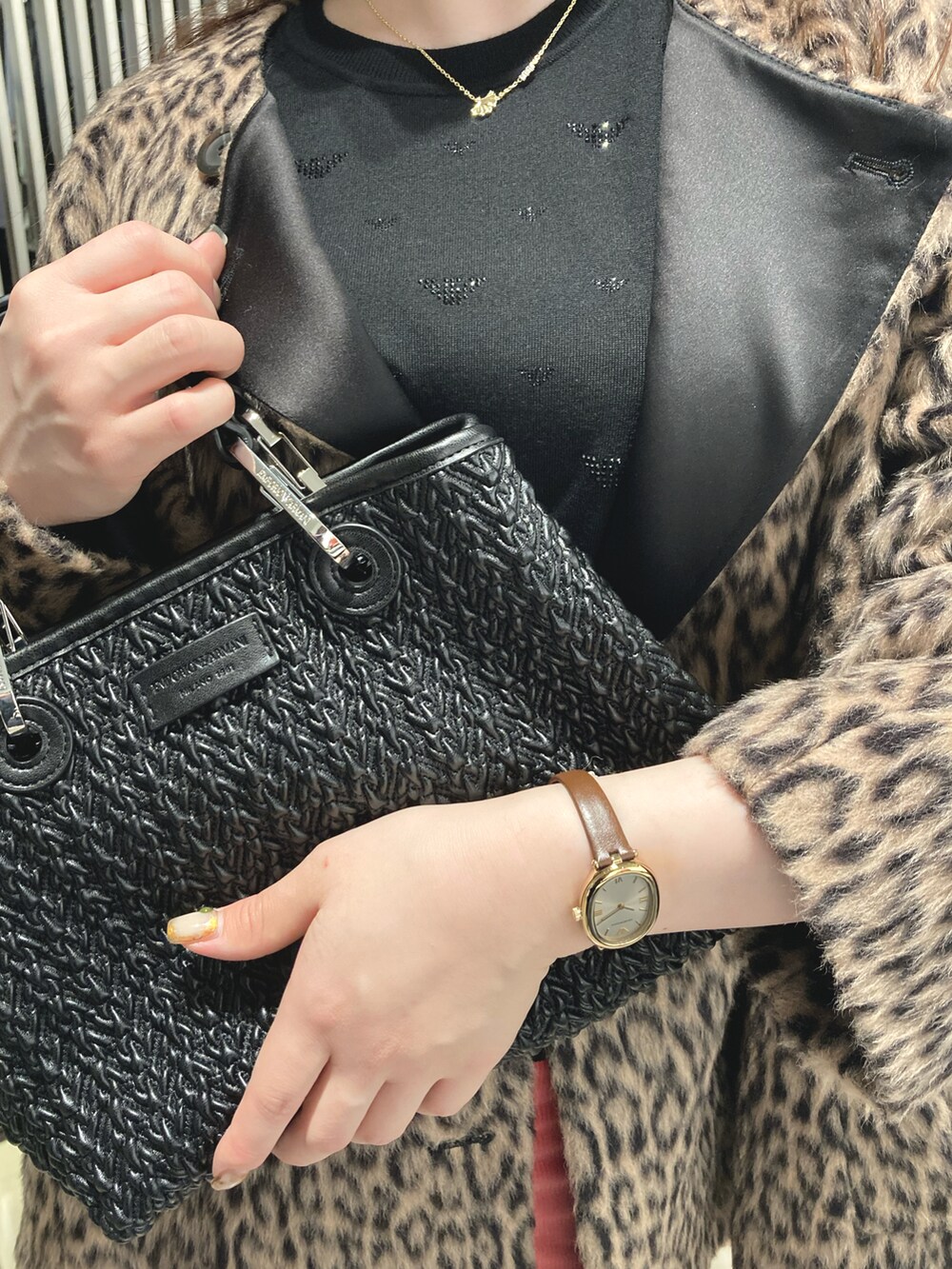 ブラック系のニット/セーター、ブラック系のトートバッグ、ゴールド系のネックレスを着用したレディースの秋コーディネートの2枚目の写真