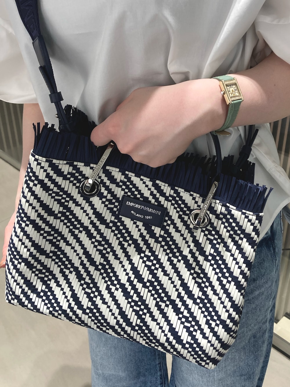 「EMPORIO ARMANI、エンポリオアルマーニ、ブラウス、デニム、シンプルコーデ、きれいめカジュアル」｜「EMPORIO ARMANIの【エンポリオ アルマーニ】ブラウス ポプリン ツイストスリーブ（シャツ/ブラウス、ホワイト系）」を使った、REIさん（レディース・156cm）の春コーディネートの2枚目の写真