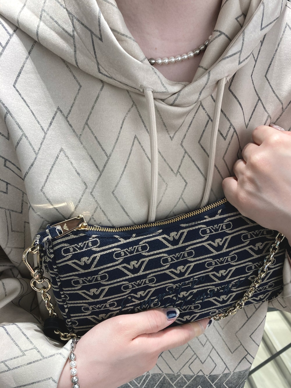 ブルー系のスウェット、ブラック系のその他パンツ、ブルー系のショルダーバッグを着用したレディースの夏コーディネートの2枚目の写真