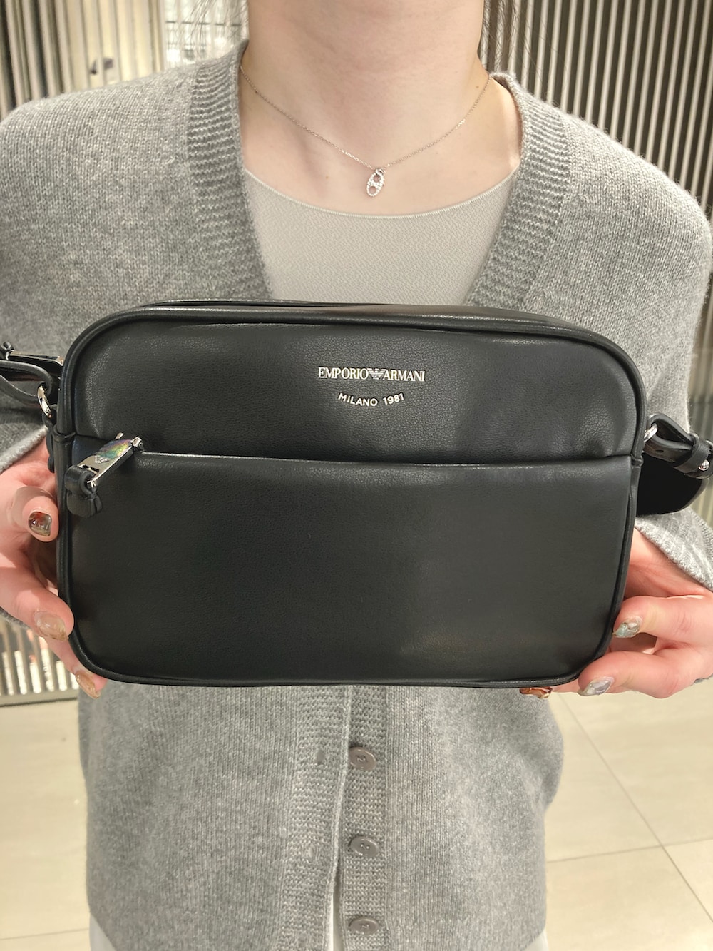 ブラック系のドレス、シルバー系のネックレスを着用したレディースの冬コーディネートの2枚目の写真