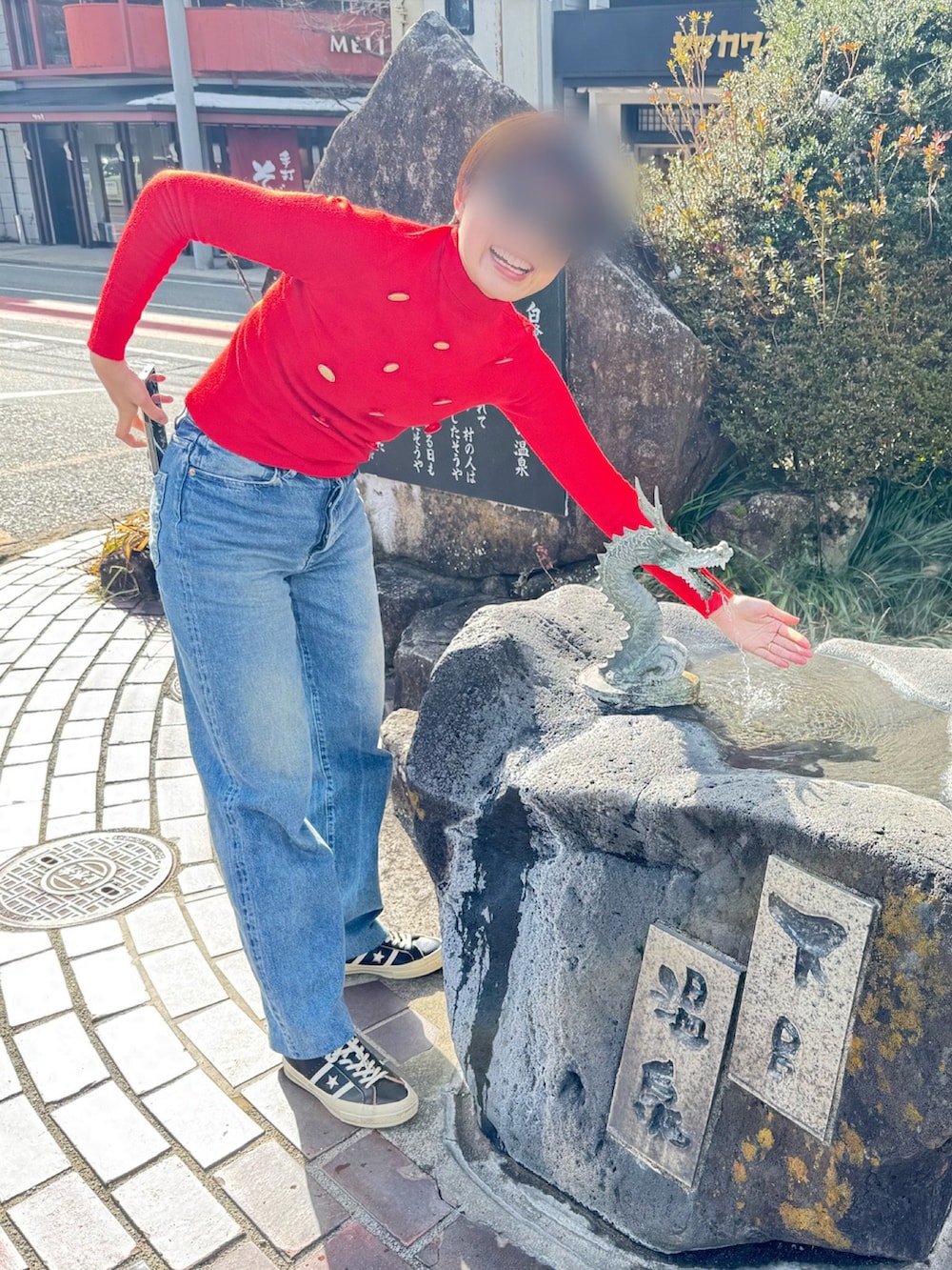 「ダウンジャケット、デニム、スニーカー、カジュアル、カジュアルコーデ、おしゃれさんと繋がりたい」｜「TANAKAのアイテム（デニムパンツ、ブルー系）」を使った、マッシュさん（レディース・162cm）の春コーディネートの2枚目の写真