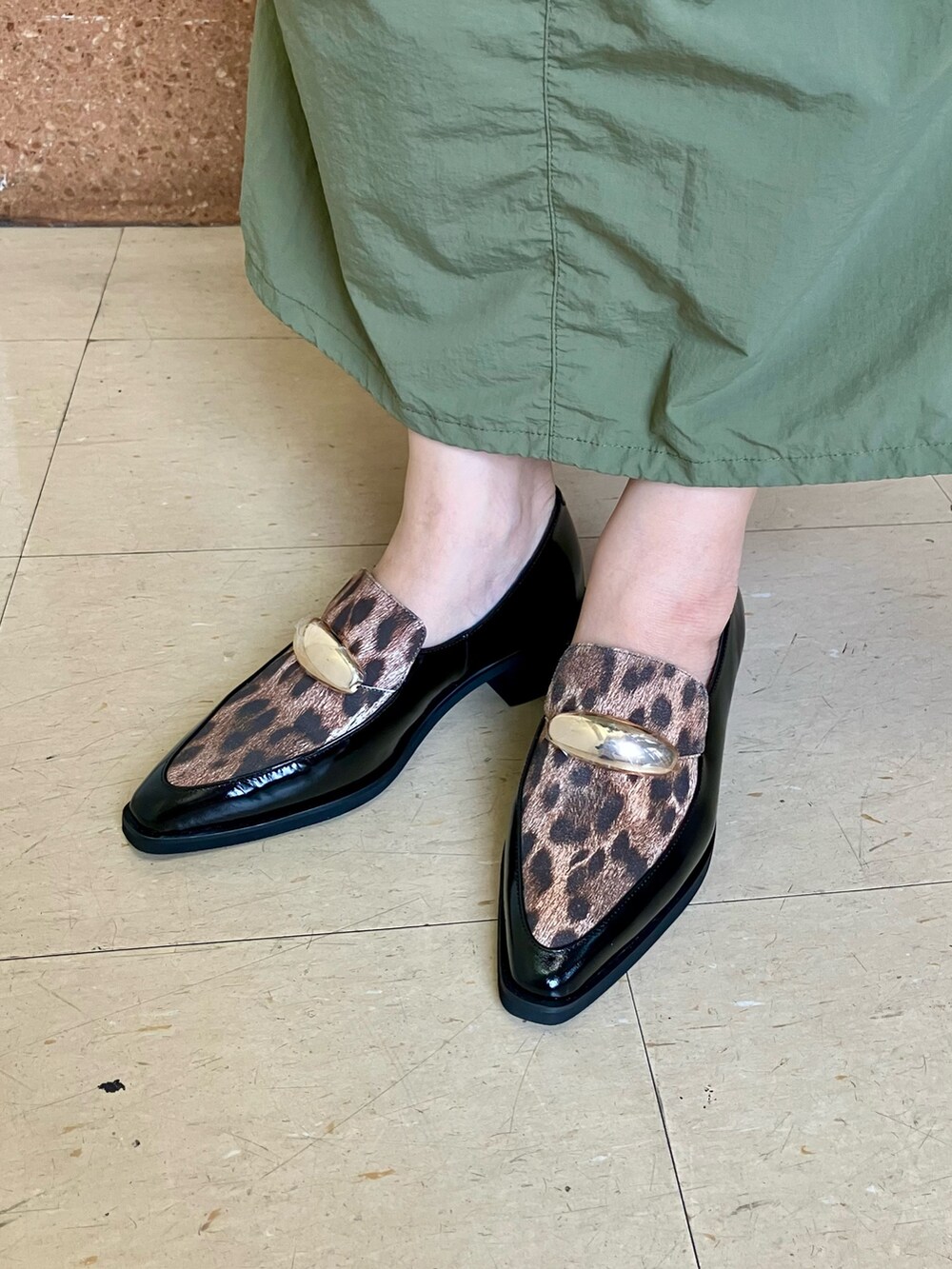 ブラウン系のローファーを着用したレディースの秋コーディネートの2枚目の写真