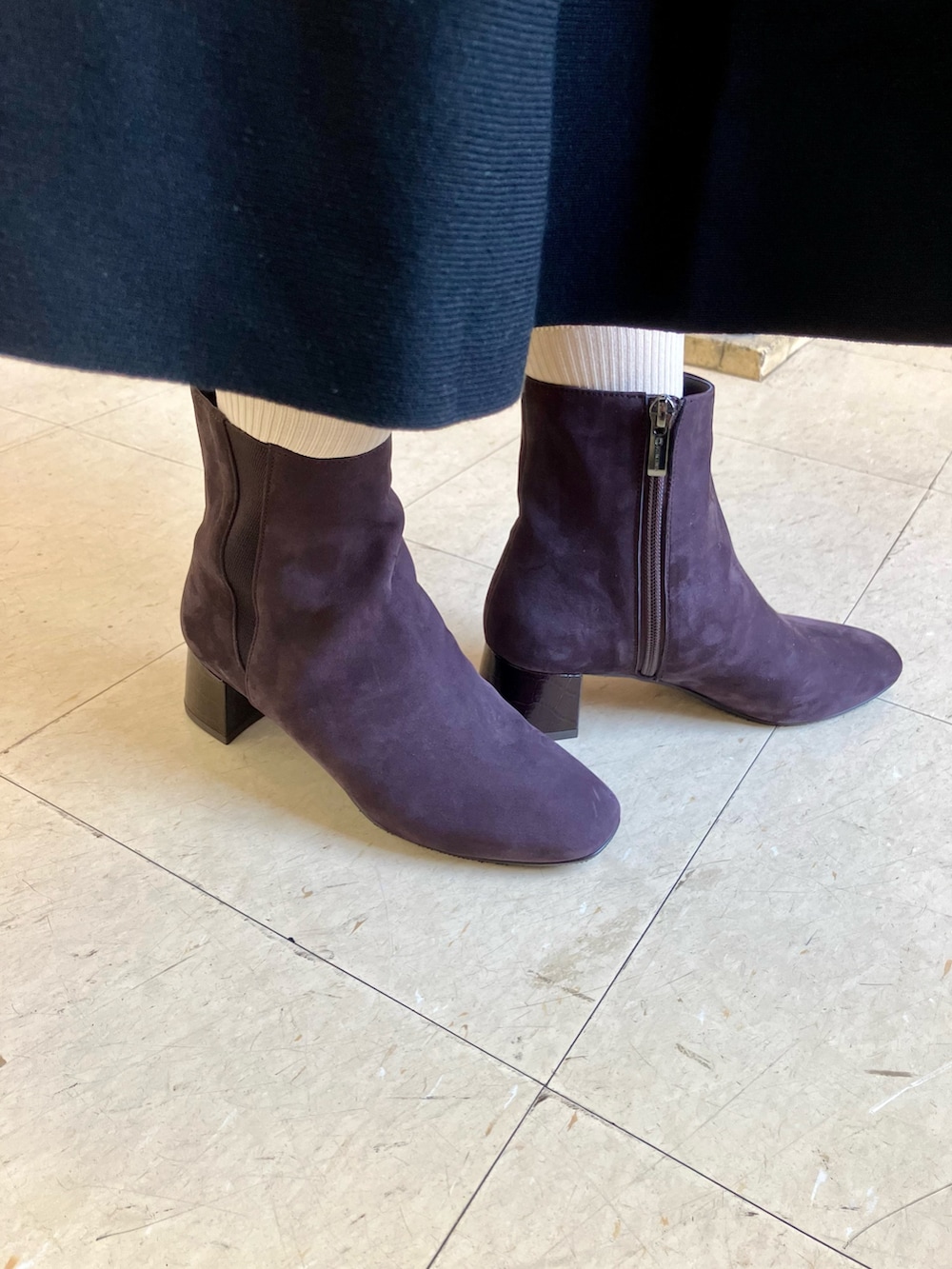 ブラウン系のブーツを着用したレディースの秋コーディネートの2枚目の写真