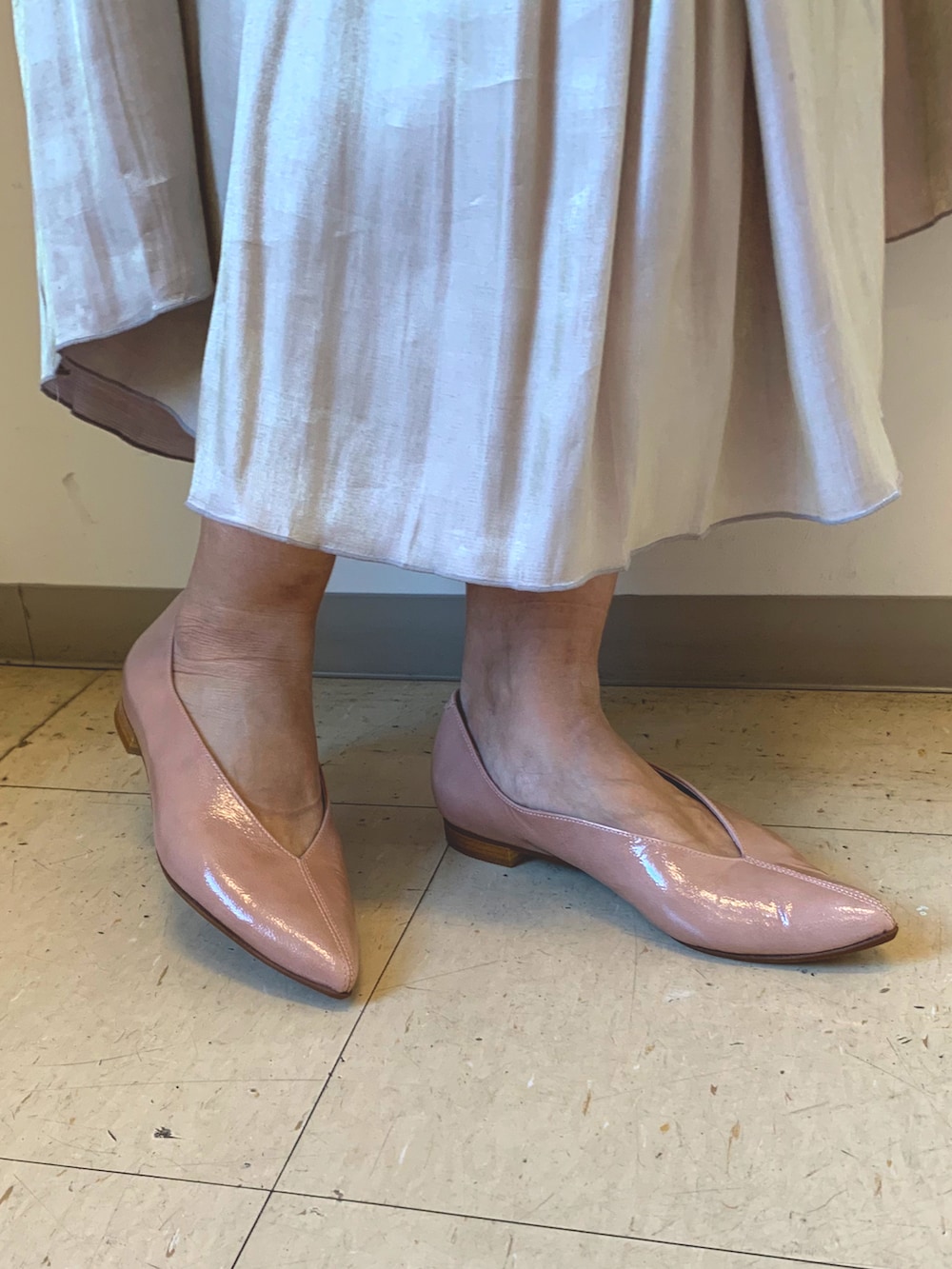 ピンク系のパンプスを着用したレディースの春コーディネートの2枚目の写真