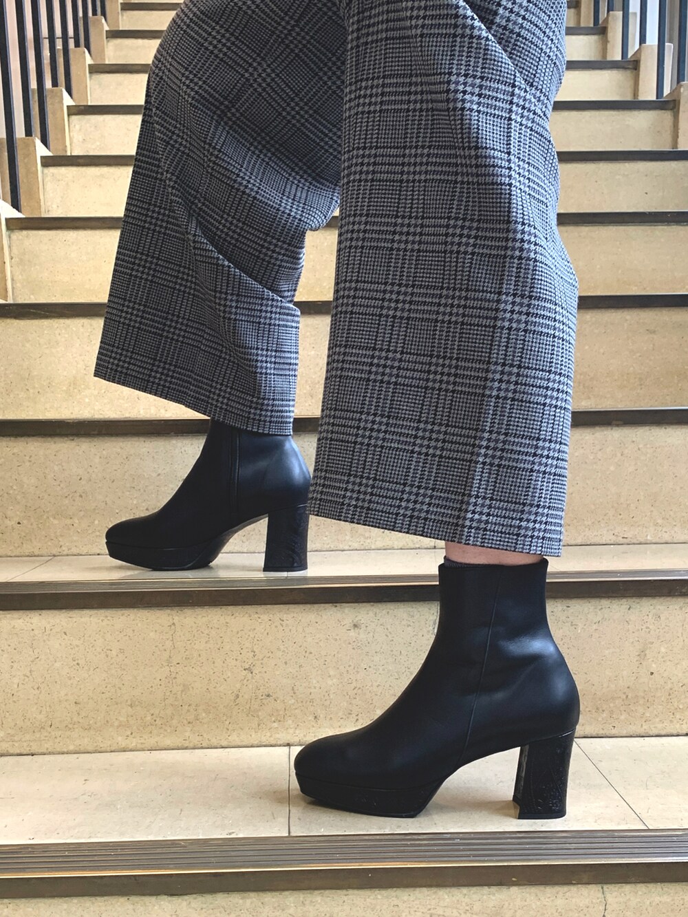 ブラック系のブーツ、ブルー系のショルダーバッグを着用したレディースの秋コーディネートの2枚目の写真