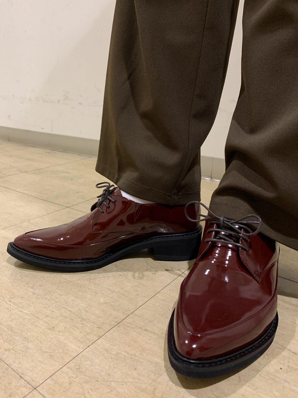 レッド系のドレスシューズを着用したレディースの秋コーディネートの2枚目の写真