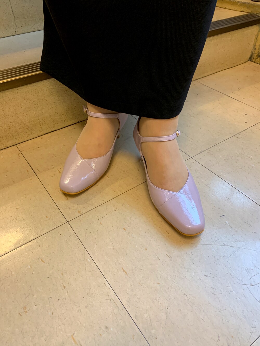 ピンク系のパンプスを着用したレディースの春コーディネートの2枚目の写真