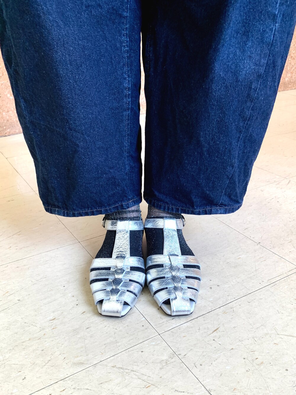 シルバー系のサンダルを着用したレディースの春コーディネートの2枚目の写真