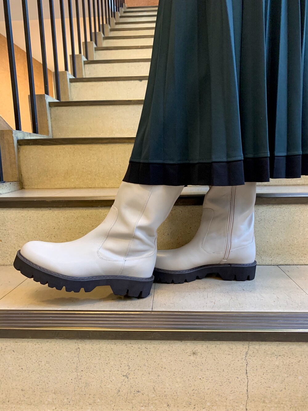 ホワイト系のブーツ、ホワイト系のTシャツ/カットソーを着用したレディースの秋コーディネートの2枚目の写真